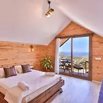 Деревянный коттедж Ali's Bungalow *